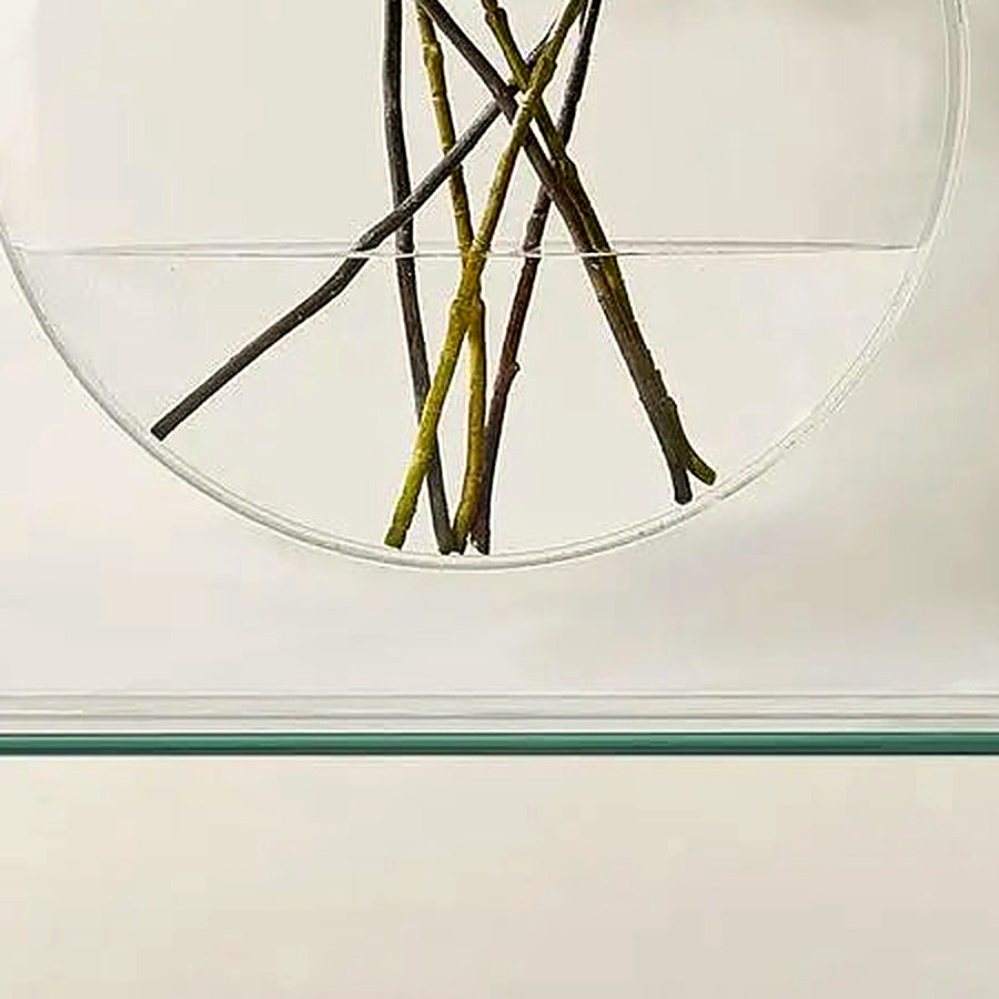 Detail of the flat glass base supporting the ellipse vase